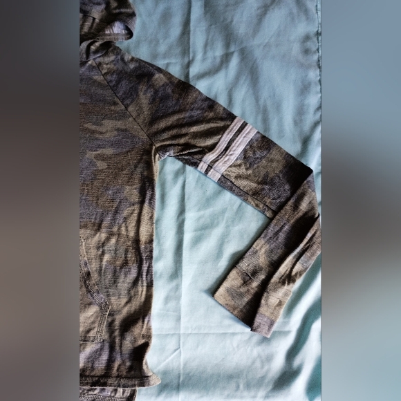 ‼️5 items for $8‼️Camouflage Hooded Long Sleeve Top - Picture 2 of 4